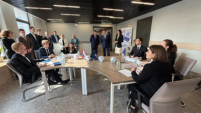 Студенты ВАВТ презентовали Александру Новаку и Максиму Решетникову проект «Школа переговоров ВАВТ»