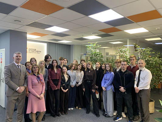 19 февраля 2026 года в рамках учебной практики студенты 1 курса бакалавриата МПФ посетили день открытых дверей в Адвокатском бюро «Юрлов и партнеры»
