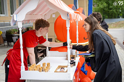 Министр экономического развития РФ Максим Решетников вручил дипломы выпускникам ВАВТ